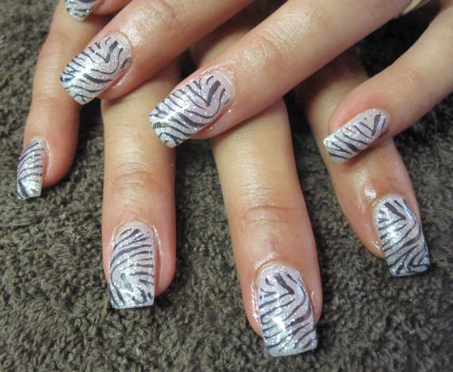 Дизайн ногтей "Бриллиантовая зебра"