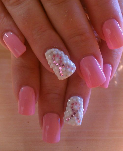 Дизайн ногтей с розовой лентой