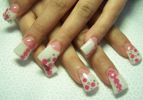 Дизайн ногтей в розовый горошек