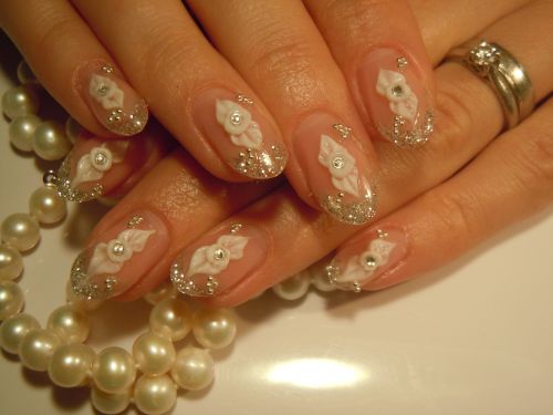 Дизайн ногтей с цветами и кристаллами
