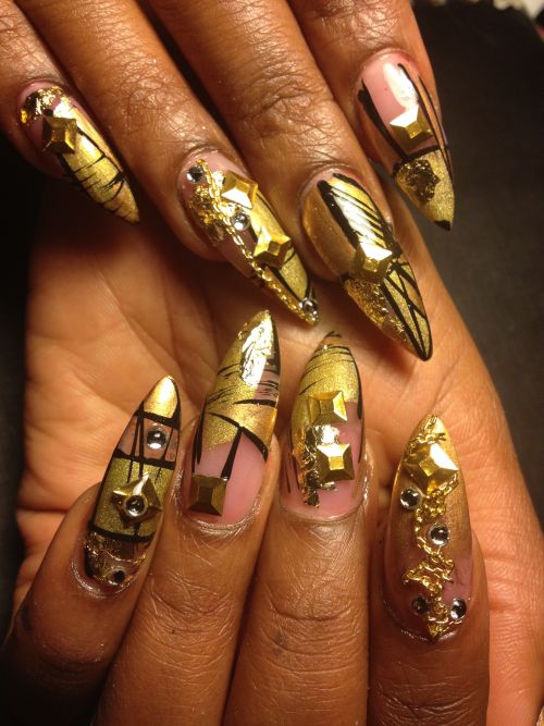 Дизайн ногтей с золотыми узорами