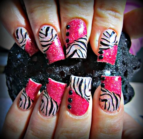 Дизайн ногтей "Розовая зебра"