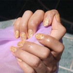 Дизайн ногтей «Золотые лепестки»
