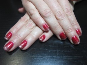 Дизайн ногтей «Искры на красном»